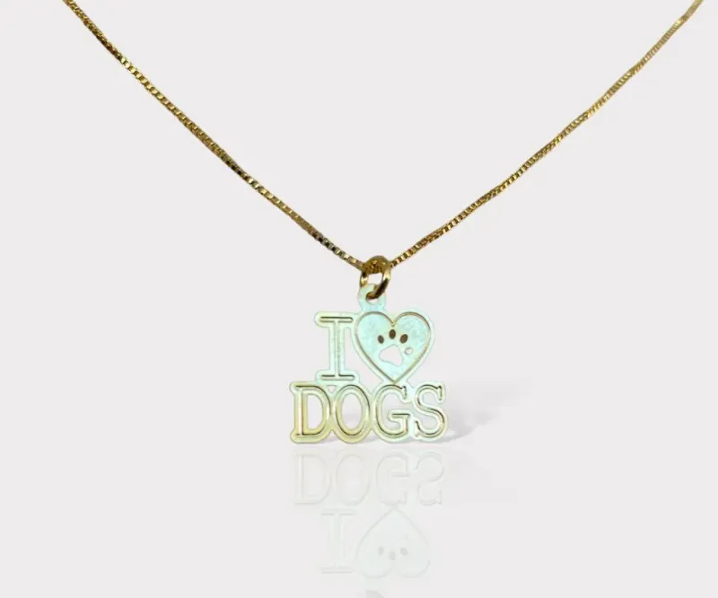 Colar com pingente escrito I Love (em forma de coração com patinha vazada) Dogs.