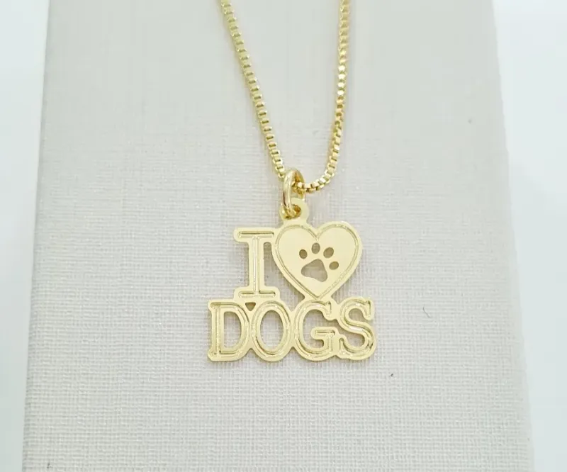 Colar com pingente escrito I Love (em forma de coração com patinha vazada) Dogs.