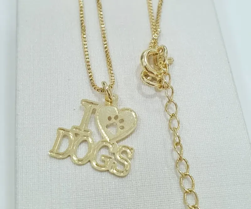 Colar com pingente escrito I Love (em forma de coração com patinha vazada) Dogs.